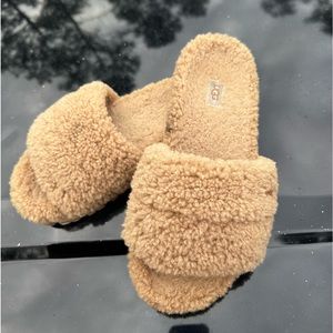 Uggs Slippers // Cozetta Curly